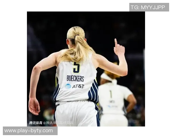 佩奇携女友与队友重返母校共同庆祝NCAA冠军戒指荣耀时刻