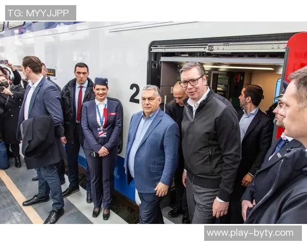 马德里球迷高举横幅抗议弗洛伦蒂诺批评其多项决策失误