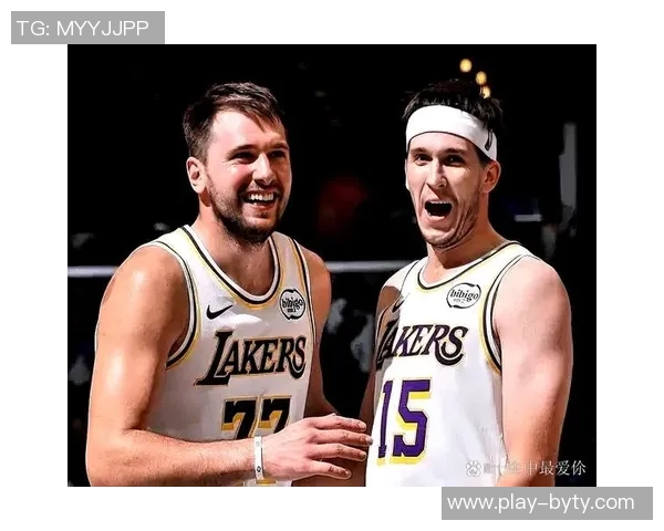 小里与东契奇的默契搭档雷迪克谈勒布朗缺阵的影响与应对策略